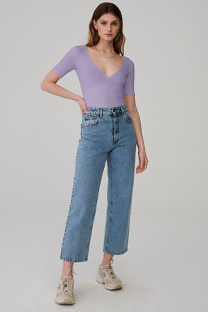 Body z bawełny organicznej / 01 / 04 / acai fruit *spodnie-jeansowe-z-bawelna-z-recyklingu-05-12-light-indigo* ?Modelka ma 177 cm wzrostu i nosi rozmiar S?